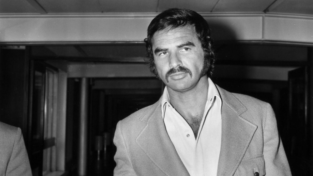 Portrait de Burt Reynolds, torse poilu