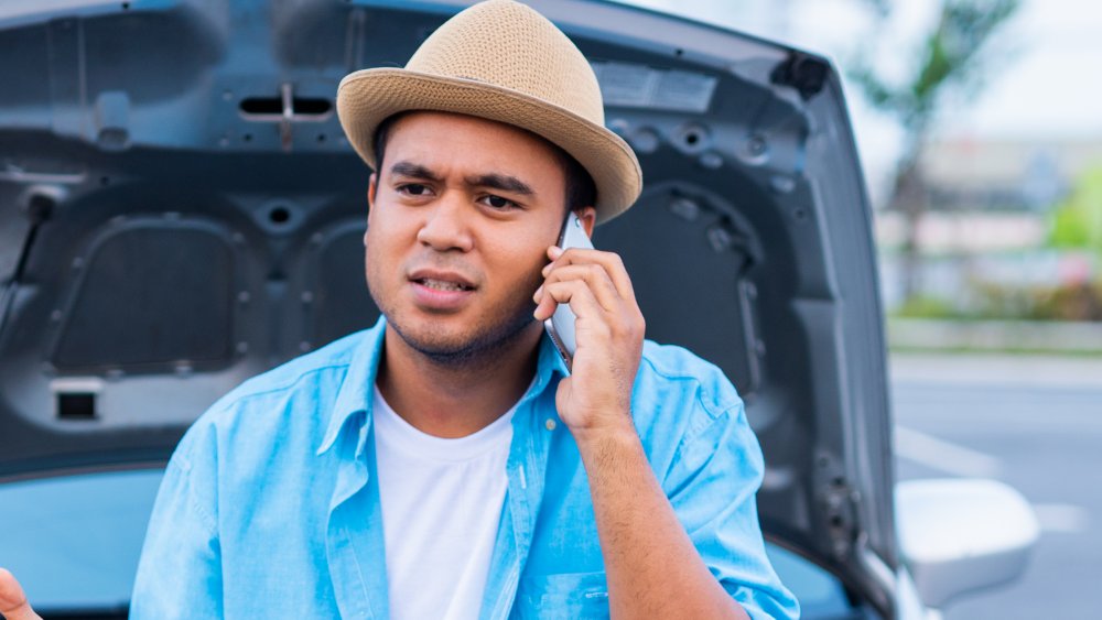 Personne appelant un téléphone affichant 555