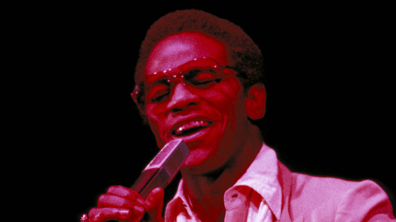 Al Green chantant sur scène dans les années 1970