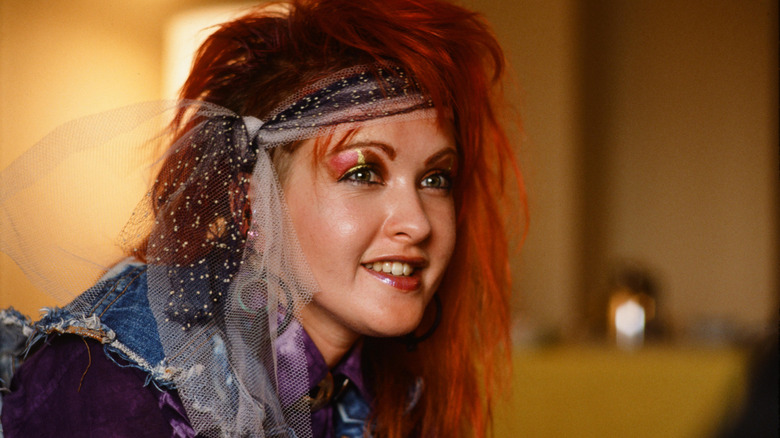 Jeune femme portant des écouteurs et savourant la musique des années 80