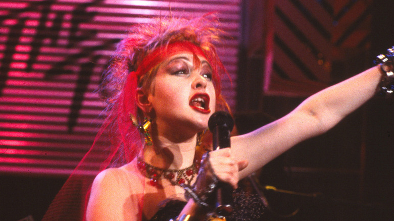 Cyndi Lauper chantant sur scène dans les années 1980