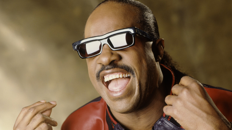 Stevie Wonder célébrant avec le poing levé dans les années 1980