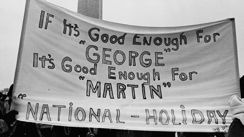 Stevie Wonder souriant sur scène en 1980