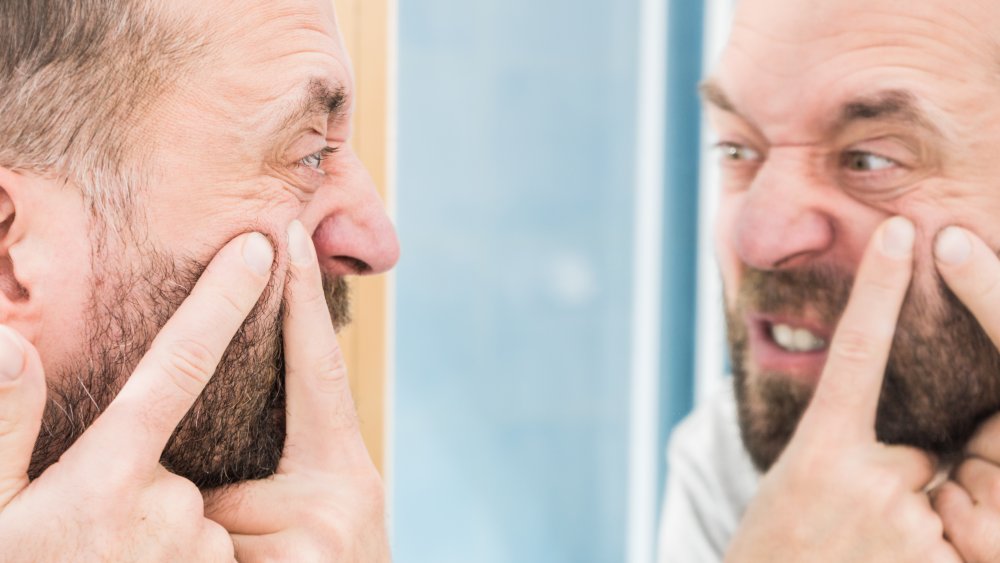 Bouton sur la poitrine