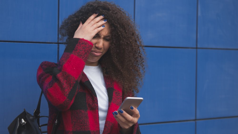 Femme en larmes au téléphone