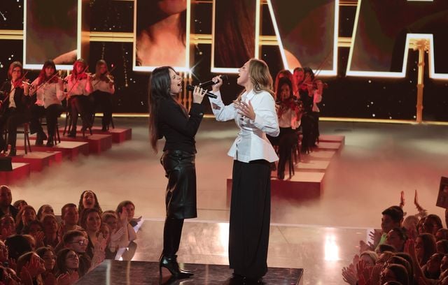 Ambre et Léa lors de la finale de la Star Academy.