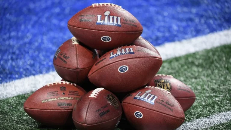 Combien de ballons de football sont utilisés lors du Super Bowl ?