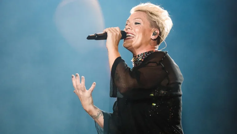 À quoi servent les oreillettes des chanteurs en concert ?