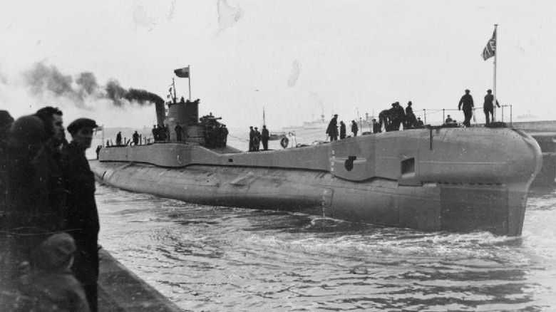 Sous-marin HMS Trident entrant au quai, Seconde Guerre mondiale