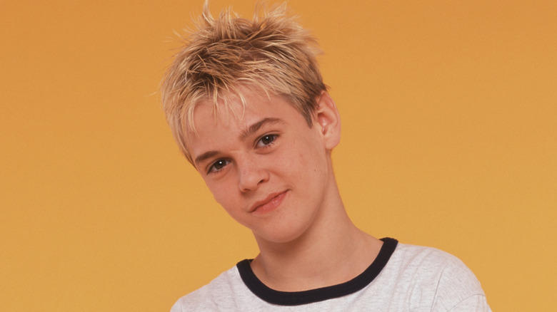 Aaron Carter souriant en t-shirt sur une photo promo de l'an 2000