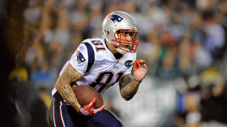 Aaron Hernandez portant un ballon de football
