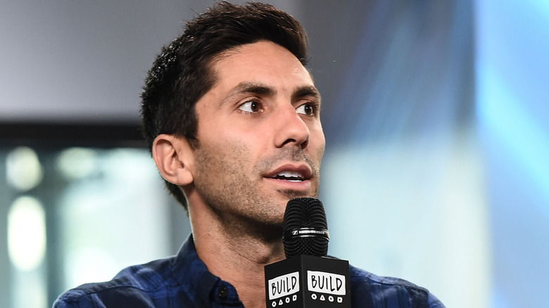 Nev Schulman avec un microphone