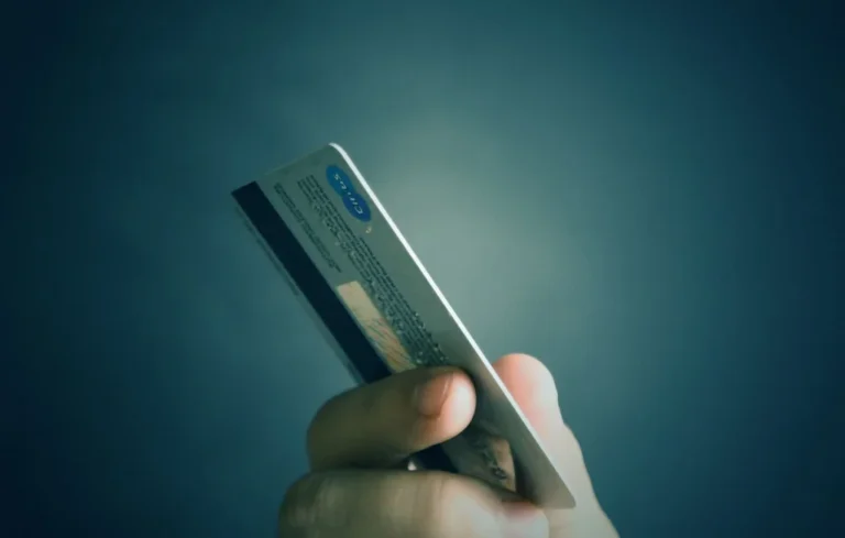 Arnaque : gare aux fausses cartes bancaires dans votre courrier