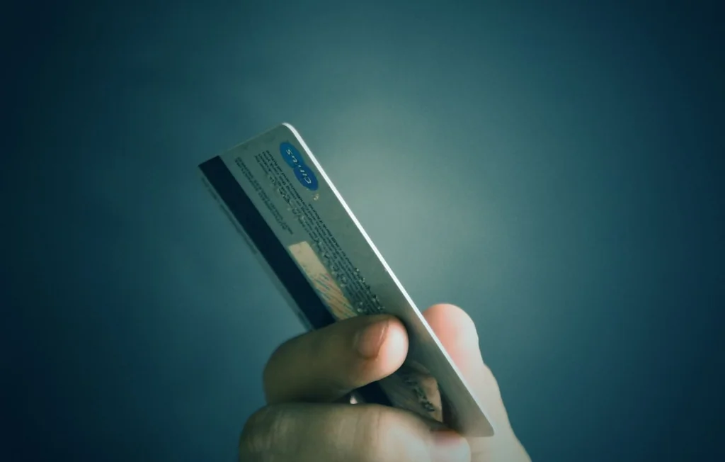 Arnaque : gare aux fausses cartes bancaires dans votre courrier