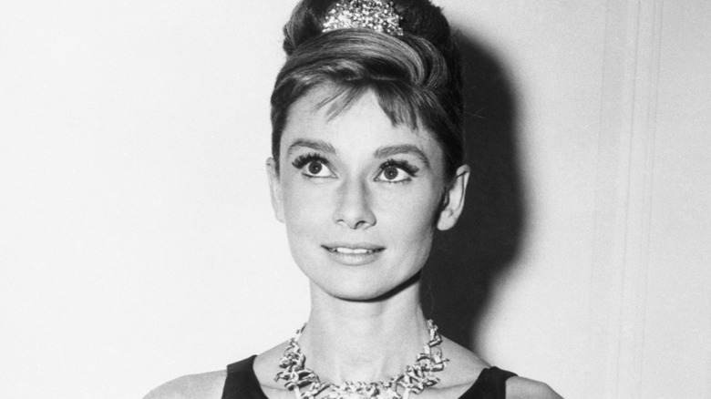 Audrey Hepburn souriante portant des bijoux en diamant