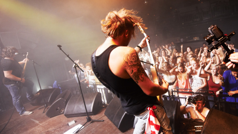 Un groupe jouant avec des retours de scène au sol