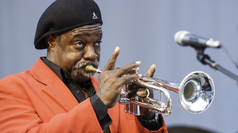 Ben Cauley jouant de la trompette