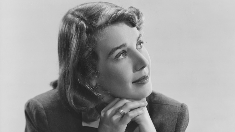 Betsy Drake posant la tête sur ses mains