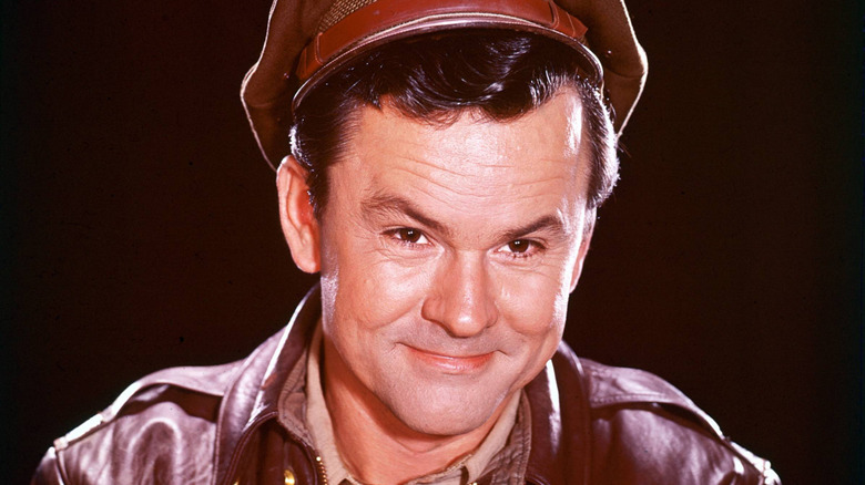 Bob Crane souriant en uniforme militaire