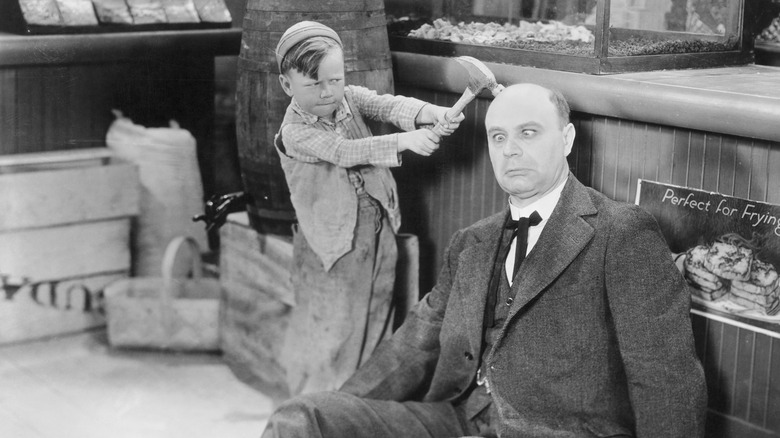 Le jeune Bobby Wheezer Hutchins frappant un homme sur la tête dans un film