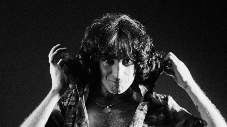 Bon Scott relevant son col sur un portrait publicitaire