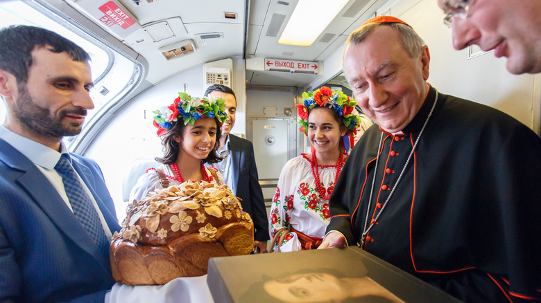 Le cardinal Pietro Parolin accueilli avec des présents en Ukraine