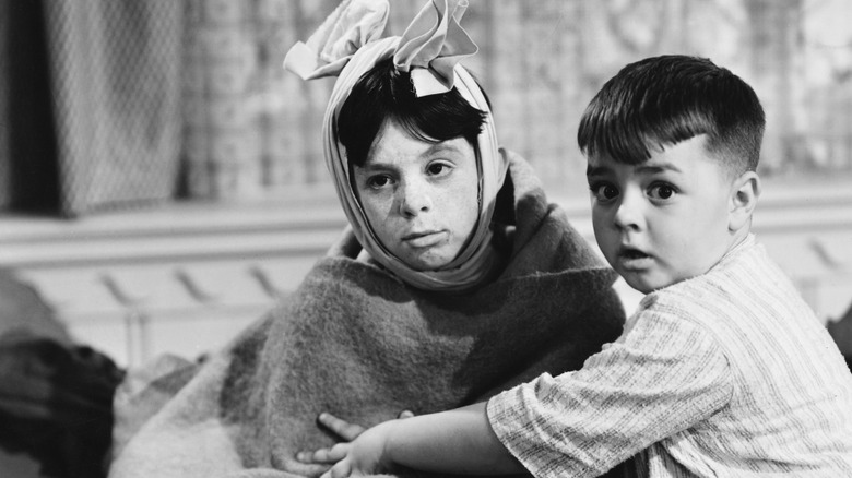 Carl Switzer enfant enroulé dans une couverture