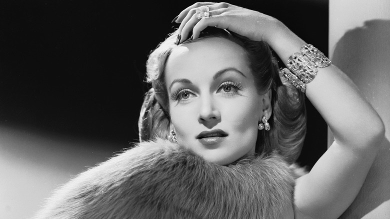 Carole Lombard posant de manière dramatique pour une photo promotionnelle