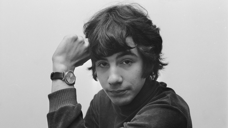 Jeune Cat Stevens portant une montre main sur la tête