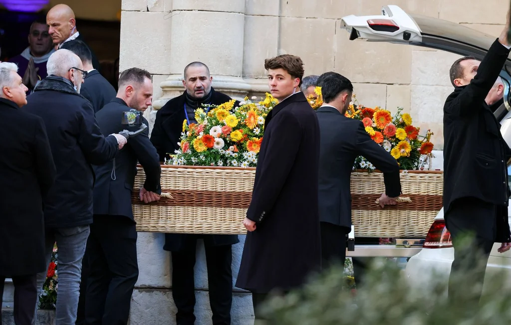 Le cercueil en osier de Brigitte Bardot suscite un engouement inédit