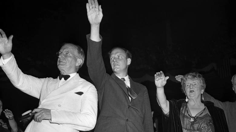 Charles Lindbergh faisant un salut