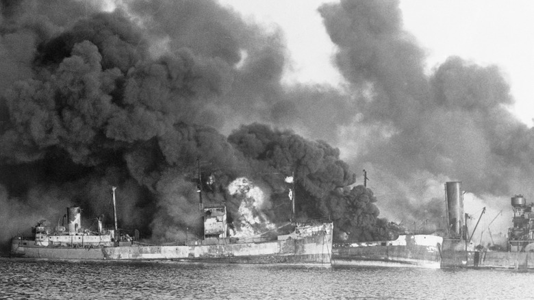 Navires américains en feu après une attaque nazie sur le port de Bari en décembre 1943
