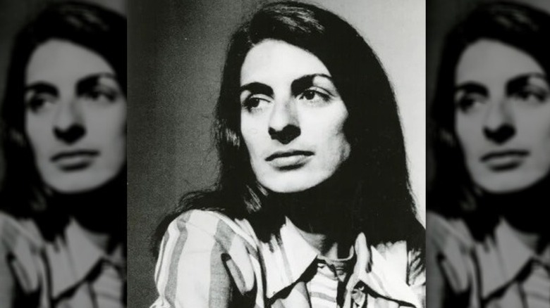 Portrait de Christine Chubbuck en chemise rayée regardant vers sa droite