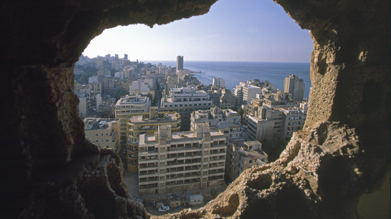 Vue de Beyrouth à travers des maçonneries endommagées