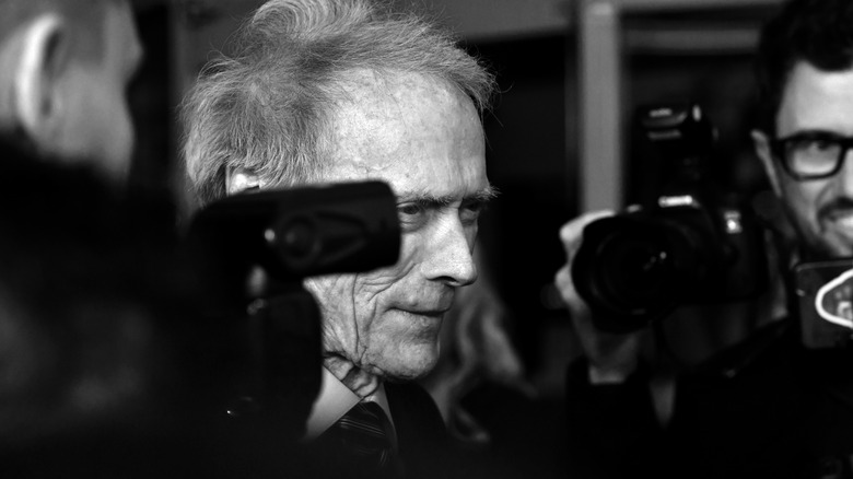 Clint Eastwood entouré de la presse