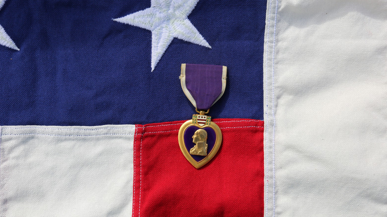 Gros plan sur une médaille Purple Heart sur un drapeau américain