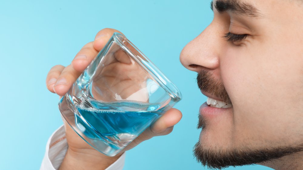 Bain de bouche et alcoolisme