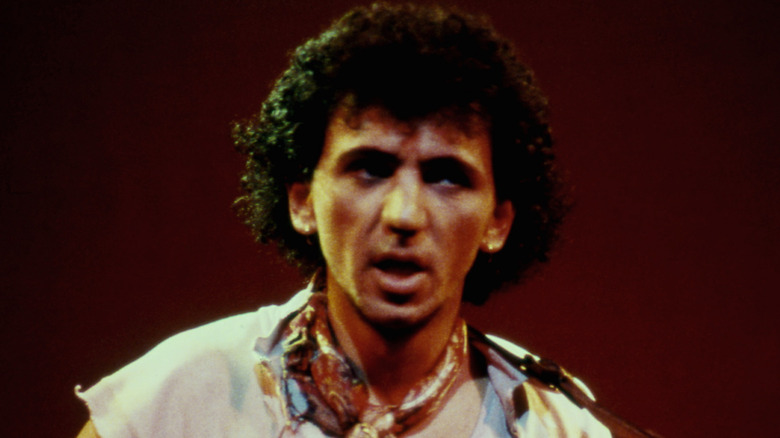 Kevin Rowland des Dexys Midnight Runners sur scène au début des années 80