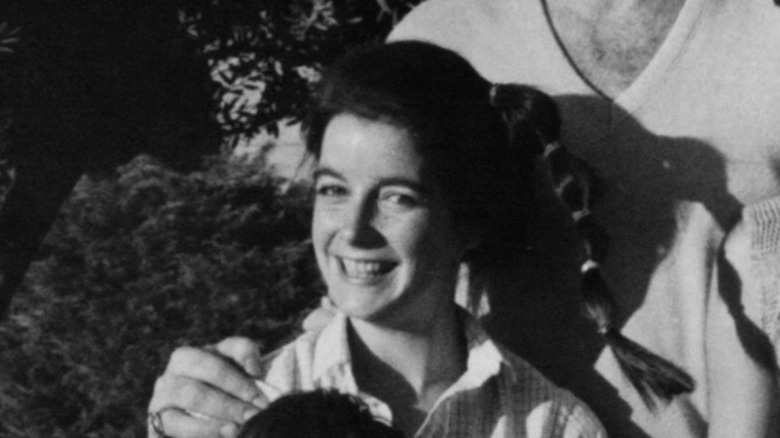 Dominique Dunne souriante en extérieur