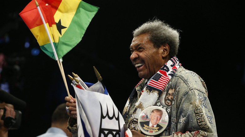 Don King pesant un drapeau ghanéen