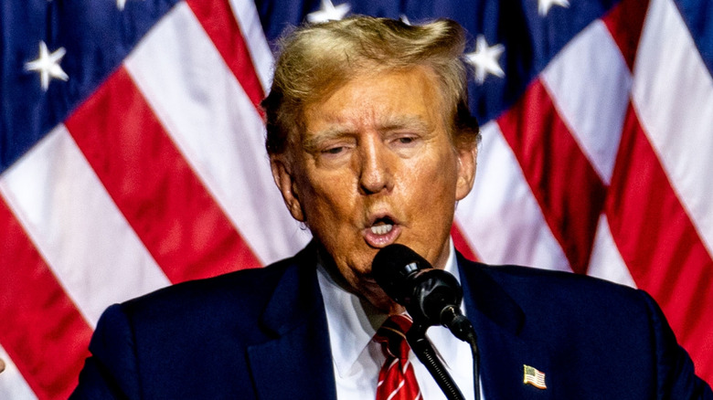 Donald Trump prononçant un discours devant un drapeau américain