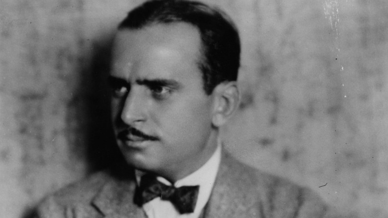 Douglas Fairbanks avec moustache et costume regardant vers sa droite