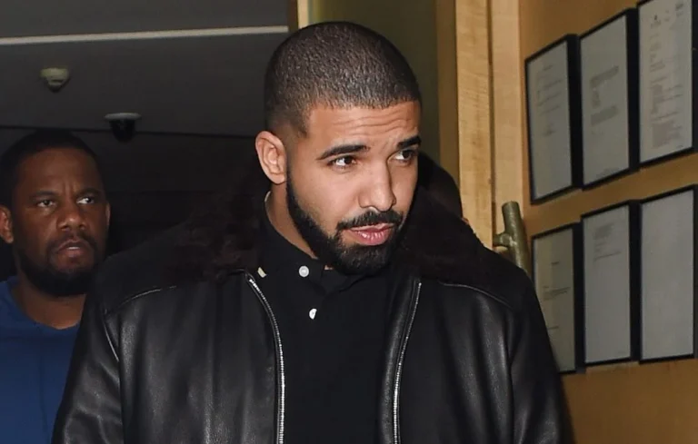 Drake perd 1 million de dollars après un pari raté au Super Bowl 2026