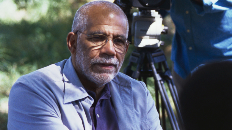Ed Bradley réalisant une interview pour CBS