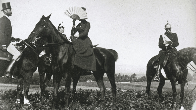 L'impératrice Élisabeth d'Autriche cachant son visage derrière un éventail