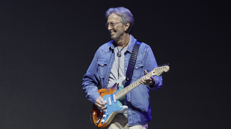 Eric Clapton jouant de la guitare sur scène