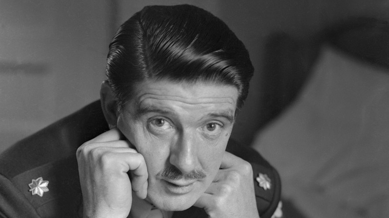 Eric Knight en uniforme appuyé sur ses mains