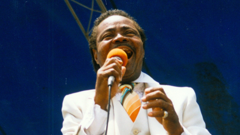 Ernie K-Doe chantant en costume blanc au New Orleans Jazz Fest