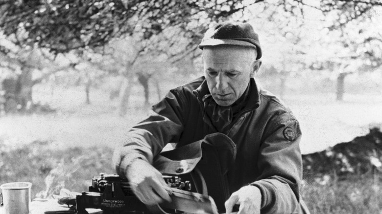 Ernie Pyle travaillant à un petit bureau en extérieur