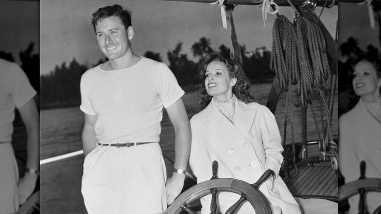 Errol Flynn et Lili Damita posant sur un bateau